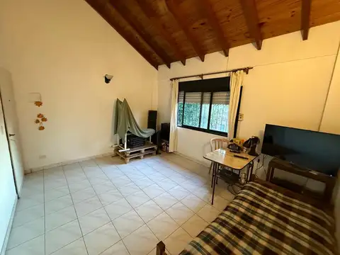 LUMINOSO PH 2 AMB, AL FRENTE, CON PEQUEÑA TERRAZA, PRIMER PISO POR ESCALERA, BAJAS EXPENSAS