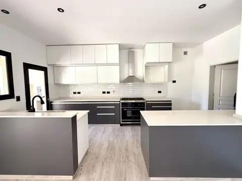 Casa en Venta con 3 cocheras