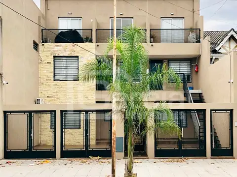 Excelente departamento de 3 ambientes con patio y cochera