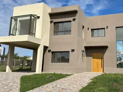 Casa 6 ambientes con 5 baños