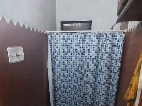 Importante propiedad sobre lote de 13 x 60. 4 dormitorios fdo libre c/pileta