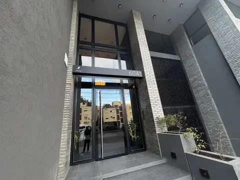 HERMOSO MONOAMBIENTE CON COCHERA CUBIERTA