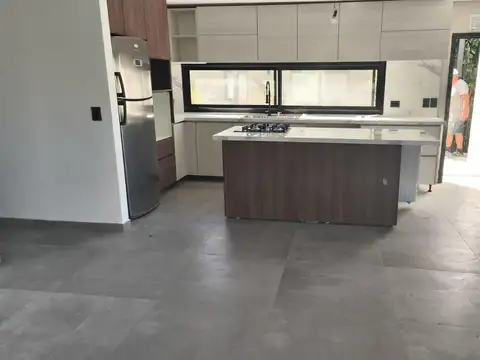 Casa en Venta con 3 cocheras