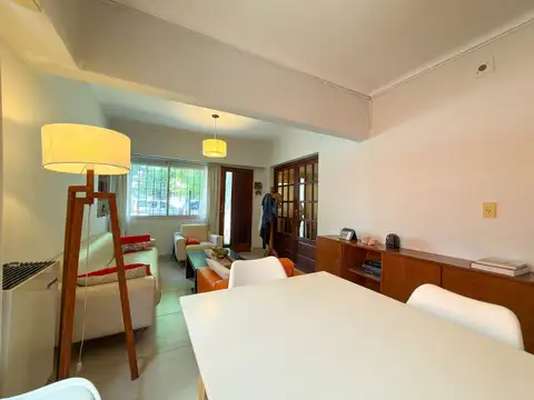 Casa 6 ambientes con 2 baños