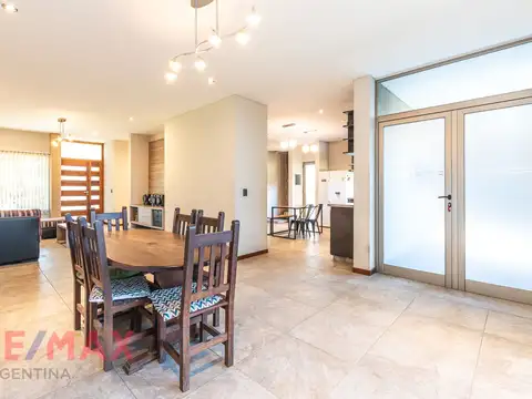 Casa 5 ambientes con 2 baños