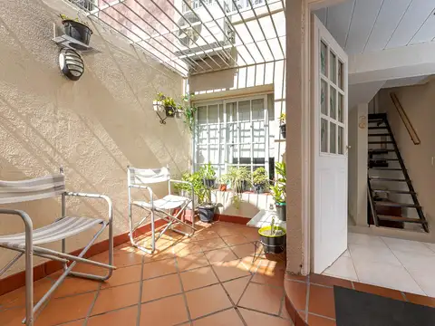 CASA DE PASILLO CON PATIO Y TERRAZA EXCLUSIVA EN ABASTO