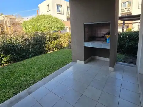 Departamento de 4 ambientes con jardín y salida al lago