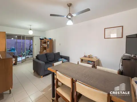 Venta / Permuta - Casa de pasillo 1 dormitorio con patio y terraza con parrillero - Abasto, Rosario.