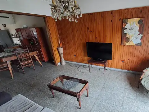 Casa 6 ambientes con 1 baño