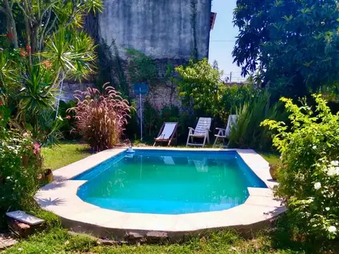 Casa 8 ambientes con 2 baños
