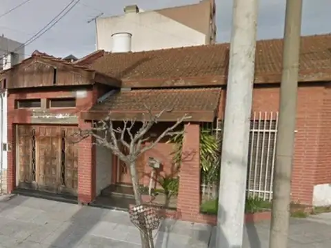 VENTA RAMOS MEJIA CHALET 5 AMBIENTES CON PATIO Y COCHERA
