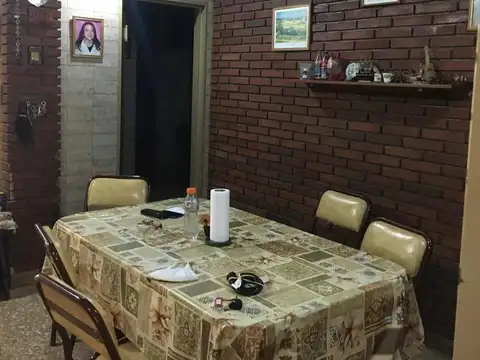 Casa 5 ambientes con 2 baños