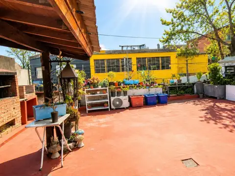 CASA 5 AMBIENTES TERRAZA PARRILLA