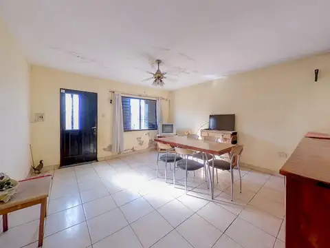 Casa 4 ambientes con 2 baños