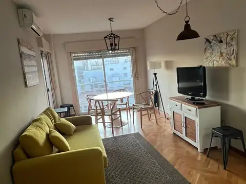 Alquiler Temporario en Almagro. Amplio Departamento de 2 Ambientes con Balcón. Terraza con Parrilla.