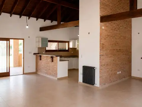 Casa 6 ambientes con 2 baños