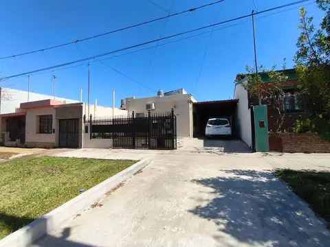 Casa 4 dormitorios, quincho y garage para 4 autos