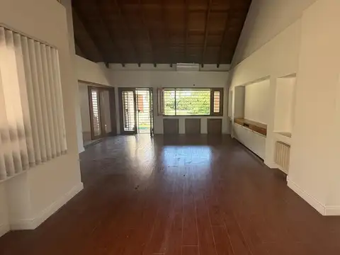 Casa 8 ambientes con 4 baños