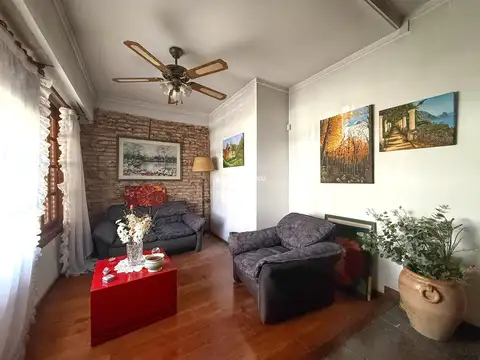 Casa en venta 3 ambientes c/ patio, terraza y cochera en Versalles