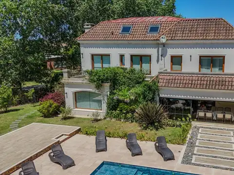 Casa en Venta con 3 cocheras