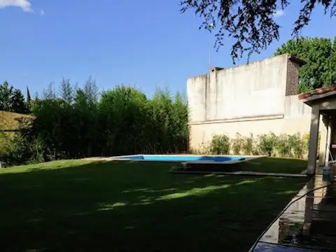 Casa en Alquiler con 3 cocheras