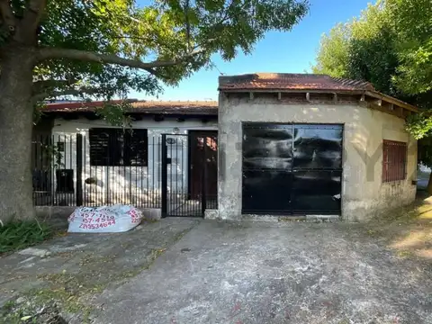 CASA EN VENTA EN LA PLATA DE 3 DORMITORIOS COCHERA CUBIERTA Y PATIO