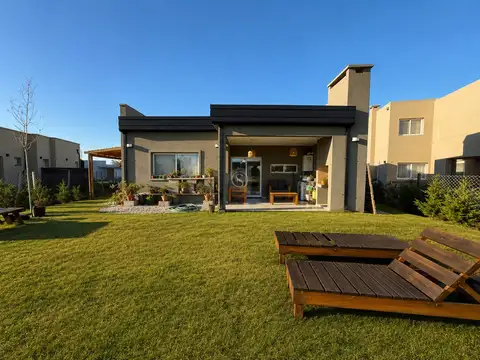 Casa 4 ambientes con 2 baños