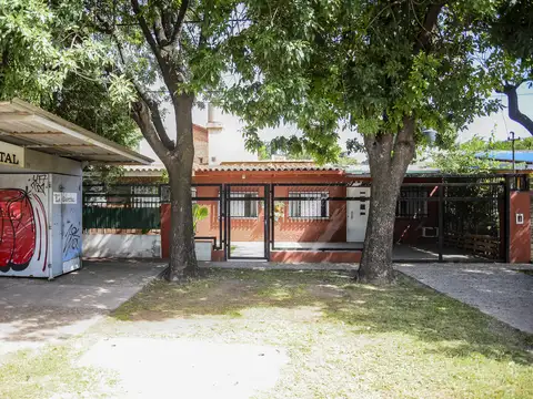 AMPLIA CASA CON COCHERA