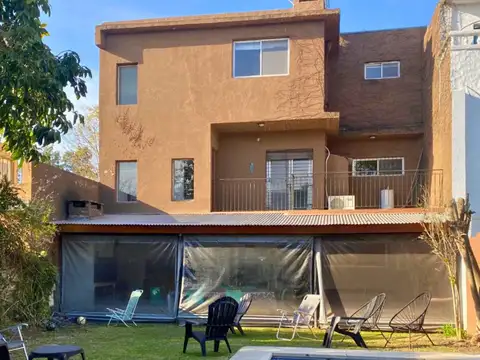 Casa 6 ambientes con jardín y pileta, Punta Chica