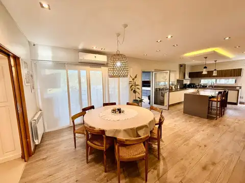 Casa en Alquiler con 2 cocheras
