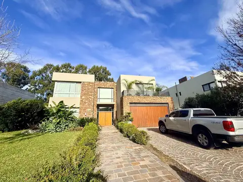 Casa en Alquiler con 2 cocheras