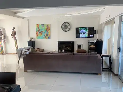 Casa 7 ambientes con 5 baños