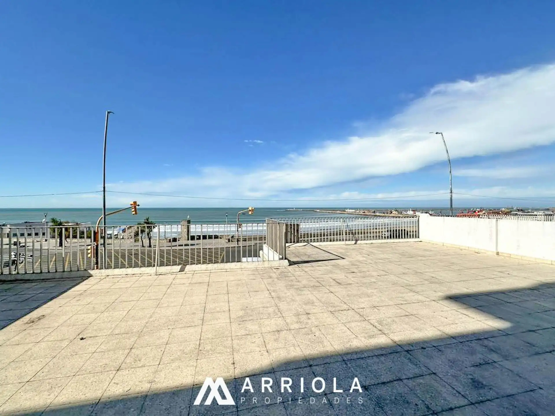 Dpto 3 amb. con amplio balcon terraza frente al mar