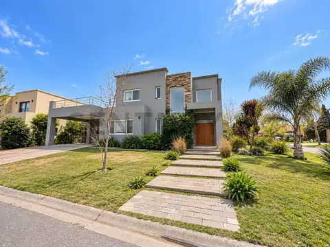 CASA DE 5 AMBIENTES EN BUENOS AIRES VILLAGE | 300 m2 en lote de 907 m2