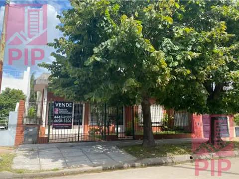 OPORTUNIDAD  CASA PARA REFACCIONAR SOBRE LOTE DE 10X30