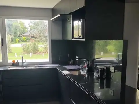 Casa 5 ambientes con 4 baños