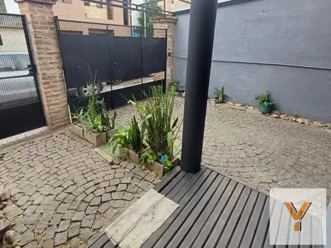 Casa 6 ambientes con 2 baños