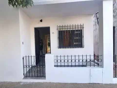 ALQUILER CASA TRES AMBIENTES CON PATIO EN MERLO