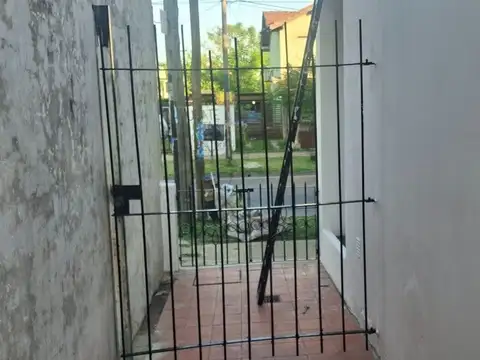 ALQUILER CASA TRES AMBIENTES CON PATIO EN MERLO