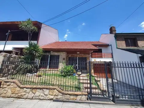 Casa en Venta con 3 cocheras
