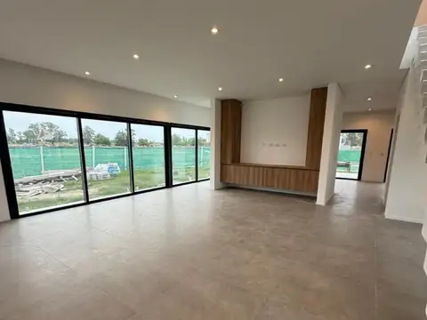 Casa 4 ambientes con 2 baños