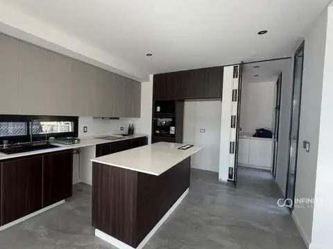 Casa en Alquiler con 2 cocheras