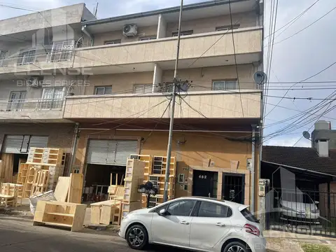 Departamento 2 ambientes con balcón a la calle en alquiler - Ezpeleta