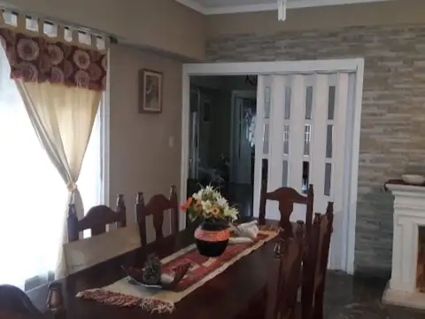 Casa 5 ambientes con 2 baños