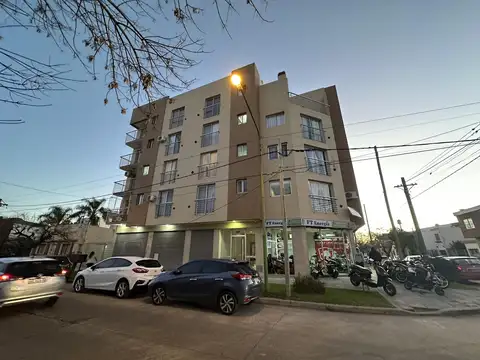 Departamento en Venta de 2 ambientes y gran balcón terraza. Con cochera. en Centro Campana