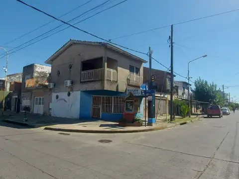 CASA MULTIFAMILIAR LOCAL EN ESQUINA GARAJES GALPÓN