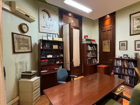 Amplio PH 7 Ambientes con Balcón al Frente y Terraza - Apto Profesional - Sin Expensas