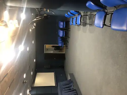 OPORTUNIDAD. Bolívar al 400- Excelente local de dos plantas