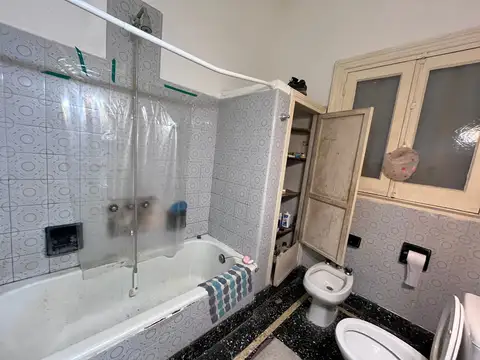 Casa 7 ambientes con 2 baños