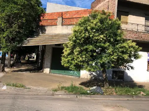 ideal 2 familia con local carniceria instalada y 2 Deptos de 3 amb.Nuevo Valor